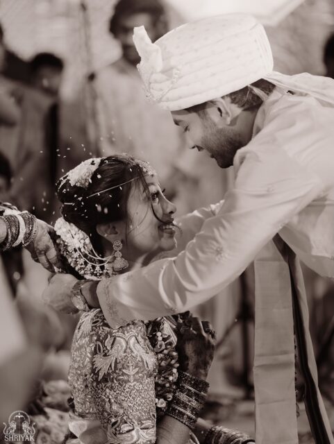 It wasn’t just their moment. It belonged to everyone who prayed for this day ✨🤍
Sushmitha & Prudhvi 

#shriyak #wedding #teluguweddings #pelli #weddingphotography