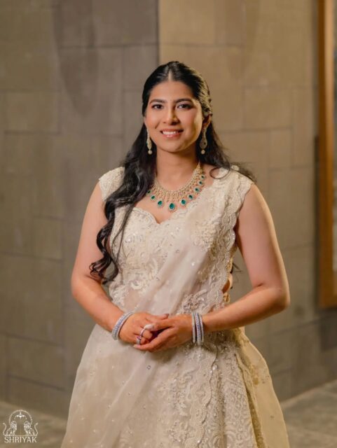 Amulya, glowing a little brighter than the Sangeet lights✨
A beautiful bride, a gorgeous evening, and a portrait we had to keep🤍
MUA: @makeupbyharika
Venue: @arthresorts